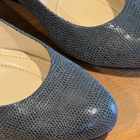 Calvin Klein Womens 7 Saxton Heels Wedge Shoes Pumps Snakeskin Look - Picture 2 of 10